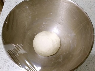 3、紫薯花卷,揉成软硬适中的面团，滚圆，放入盆中，盖上保鲜膜，进行发酵。