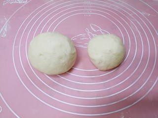 5、紫薯花卷,把发酵好的面团按压排气后，按2：1的比例分成大小两个面团。