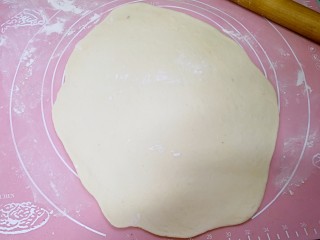 8、紫薯花卷,把原味面团擀成约5毫米厚的大面片。