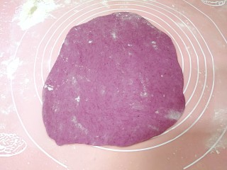 9、紫薯花卷,把紫薯面团擀成比原味面片稍薄的小面片。