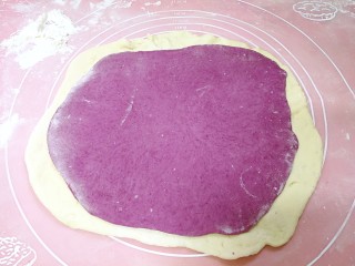 10、紫薯花卷,把紫薯面片叠放在原味面片上面。