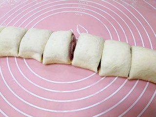 13、紫薯花卷,分切成大小均匀的小剂子。