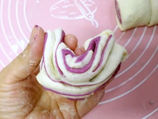 16、紫薯花卷,拉住右端，往左手手背绕过去。