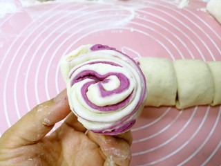 17、紫薯花卷,把两端头尾相接捏合成卷。