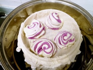 18、紫薯花卷,把花卷放入蒸笼，在蒸锅里静置20分钟，再开大火蒸15分钟。