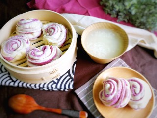 19、紫薯花卷,蒸好后在锅里闷5分钟再取出。