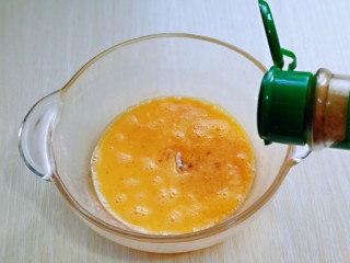 3、快手早餐～蔬菜鸡蛋饼,加入十三香。