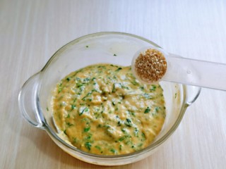 10、快手早餐～蔬菜鸡蛋饼,最后加入白芝麻，搅拌均匀。