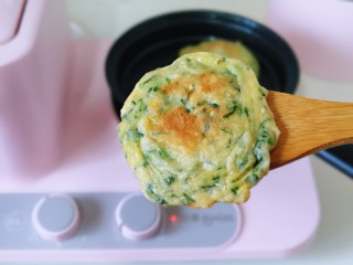 13、快手早餐～蔬菜鸡蛋饼,闻着好香呀！忍不住先吃一个。