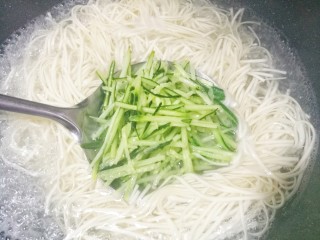 8、好吃到哭的黄磊老师同款拌面,水烧开,下入面条,煮熟后放凉开水中备用。中途黄瓜丝烫15秒。