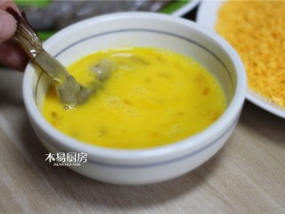 6、蝴蝶虾,腌好的虾，蘸一层鸡蛋液。