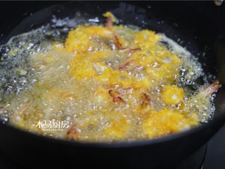 9、蝴蝶虾,油烧至七成热，把虾放进去，转中小火炸熟。