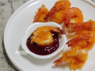 10、蝴蝶虾,捞出，沥去油分，摆入盘中。取一个小碟子，倒入一点番茄沙司。