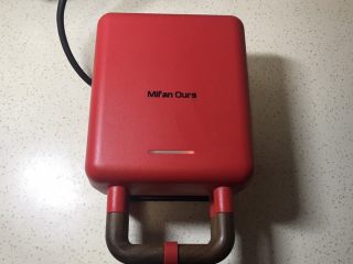 9、原味华夫饼,盖上盖子，扣上卡扣，工作灯亮起，过大概三分钟分钟待工作灯灭，就说明熟了。（中间会有刺啦刺啦冒气的声音）