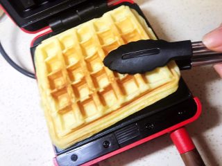 11、原味华夫饼,用小夹子取出来，小心烫手，为了好看可以用小剪刀把边边修剪一下。