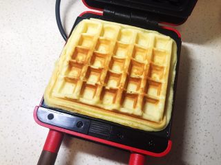 10、原味华夫饼,打开盖子，一块营养美味的华夫饼就制作完成啦。