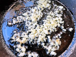6、蒜蓉菠菜,锅中倒入油加热放入蒜粒爆香