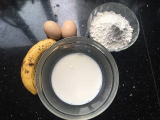 1、香蕉松饼,准备好材料