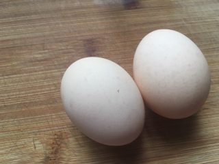 2、香蕉松饼,鸡蛋两个