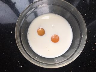 3、香蕉松饼,直接打到牛奶里面