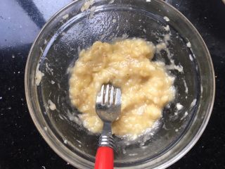 6、香蕉松饼,用叉捣成泥