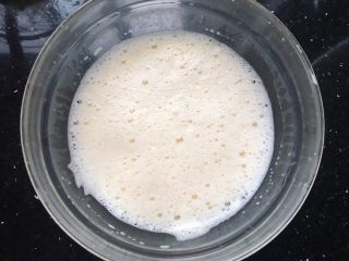 7、香蕉松饼,牛奶鸡蛋用打蛋器打发一两分钟