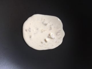 11、香蕉松饼,不粘锅不加油直接打一勺下去，顺着中间倒