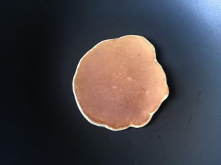 12、香蕉松饼,到表面都凝固了翻面，再煎熟即可