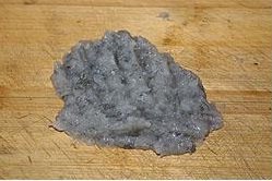 1、小米虾滑粥,将虾去掉头尾壳还有虾线，然后剁成泥放入大碗中，不用太细腻，带点细细的颗粒口感更好；