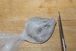 5、小米虾滑粥,将搅拌好的虾泥放入保鲜袋中，将保鲜袋的一个角剪一个开口（口的大小根据你需要的虾滑的大小决定）；