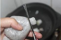 6、小米虾滑粥,锅中放入清水和葱段姜片，再放一勺料酒烧开，但不能沸腾，改小火，用手隔着保鲜袋挤虾泥，然后将剪刀的头部在锅里的水中沾一下（可以不时地将剪刀在锅中沾一下水，这样一点都不会沾，而且虾滑更光滑），然后将挤出来的虾泥按照需要的长度剪短，直接落入锅中就是一个虾滑，当所有的虾滑都做完后，开中火，锅在此煮开即可关火；