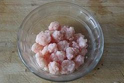 7、小米虾滑粥,将锅中的虾滑全部捞出，这时的虾滑可以用来煮粥做菜等等；可以一次多做一些放入保鲜盒冷冻，可以用来煮粥、做菜、做汤、做羹（可以在粥快煮好的时候将虾滑直接从袋中剪刀粥锅里，这样粥的味道更鲜美）