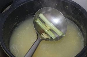 8、小米虾滑粥,将小米淘洗干净放入锅中，再加入10倍的水，大火烧开，放入葱段和2片生姜，小火煮到米开花（如果是早晨时间短，可以临睡前将小米洗干净用水泡上，昨晨起来直接煮，10分钟左右就好了）；