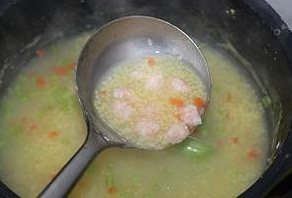10、小米虾滑粥,放入虾滑，然后放入盐和少许胡椒粉调好味，煮开锅，然后放少许香油搅匀即可关火。