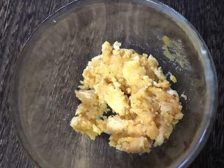 4、超豪华饭团,咸蛋黄1个碾碎