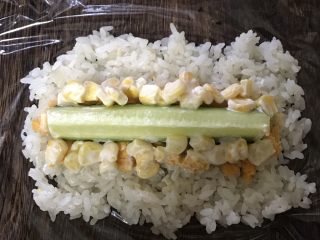 11、超豪华饭团,黄瓜条两边铺上玉米沙拉