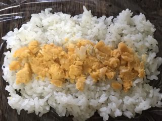 9、超豪华饭团,中间铺上碾碎的咸蛋黄