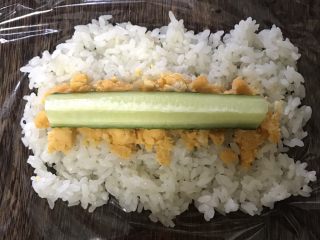 10、超豪华饭团,放上黄瓜条