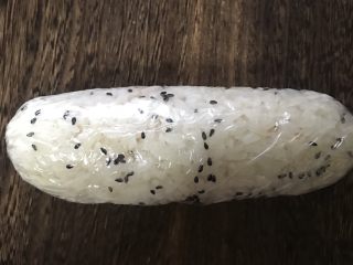 13、超豪华饭团,提起保鲜膜捏紧