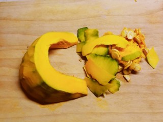 2、玉米南瓜粥,南瓜去皮去瓤。