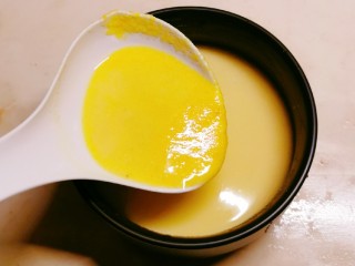 5、玉米南瓜粥,玉米面放入清水调成玉米糊糊备用。