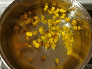 8、玉米南瓜粥,煮开。