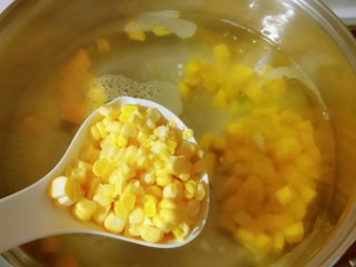 9、玉米南瓜粥,放入玉米粒烧开。