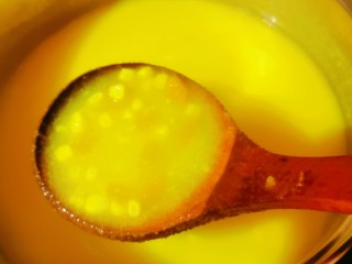 14、玉米南瓜粥,边倒边搅拌，以免有面疙瘩。