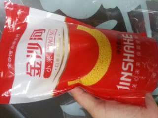 1、玉米虾仁小米粥,材料如图