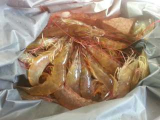 2、玉米虾仁小米粥,材料如图