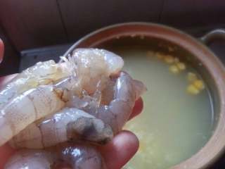 5、玉米虾仁小米粥,煲30分钟后打开盖加入少量盐搅拌即可盛出食用！