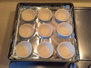 1、不输老爷爷家de全蛋蛋挞,准备冷冻葡式蛋挞皮。这种很好用呢，开酥效果也棒。