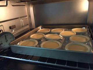 11、不输老爷爷家de全蛋蛋挞,好像预约200°烤25分钟，观察表面上色程度
