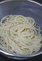 4、青酱意大利面,将意大利面捞出，放冷水中浸泡数秒